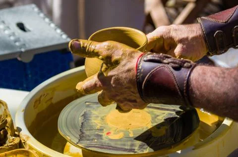 Hands of the skilled master Potter and children's hands, training of the kid  Foto stock