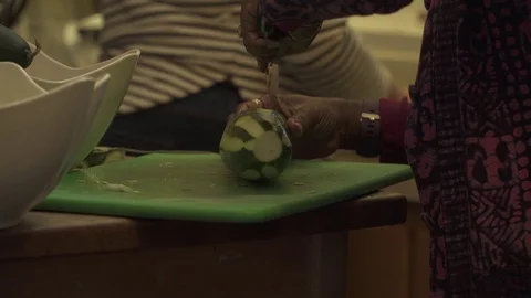 HANDS SLICE CUCUMBER KNIFE Video stock 102401428
