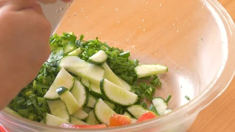 Hands slice fresh tomato and cucumber salad 스톡 동영상 111341798