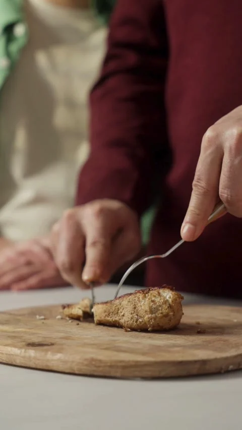 Hands slicing cooked chicken breast on wooden cutting board Vídeos de archivo 331769756