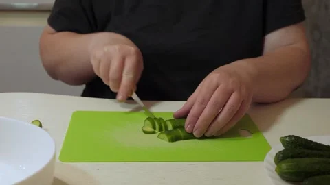 Hands slicing cucumber into round pieces Vídeos de archivo 342363005
