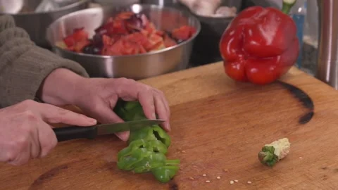 Hands slicing green bell pepper on wooden cutting board Vídeos de archivo 331218559