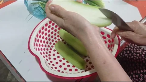 Hands Slicing Winter Melon into Thin Strips in Rural Vietnam Kitchen Vídeos de archivo 336006912