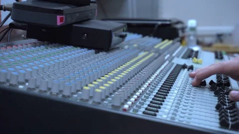 Hands of sound engineer work with faders and knobs on professional audio music 스톡 동영상 71986091