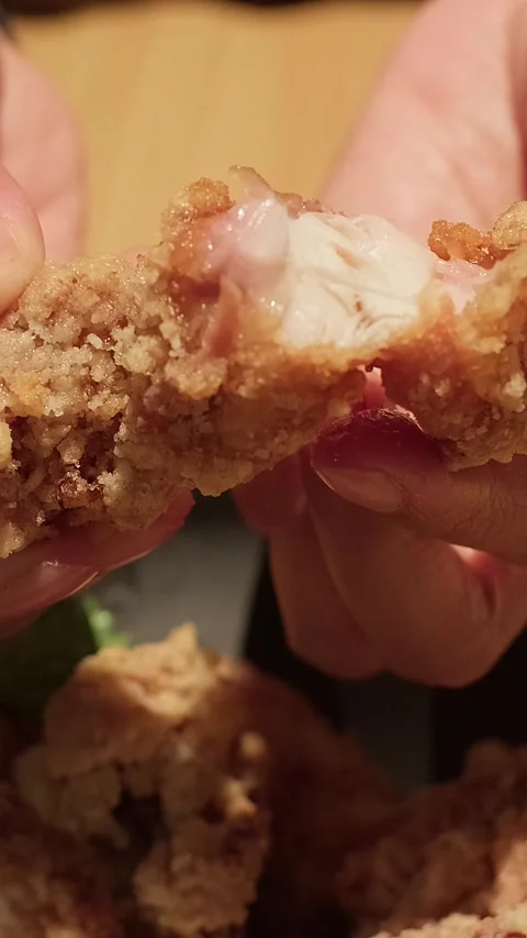 Hands split crispy fried chicken karage 库存影片 338347980