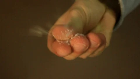 Hands spreading salt Vídeos de archivo 86414252