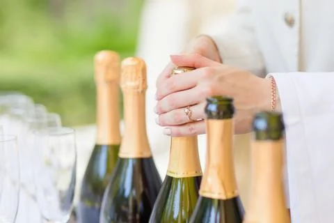 Hands of the steward opening bottles Fotos Stock
