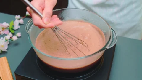 Hands stirring cocoa mixture with whisk in indoor kitchen 库存影片 342862576