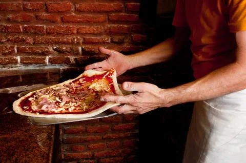 Hands stretching the pizza. Foto stock