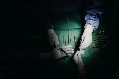 Hands of surgeons handing objects Foto stock