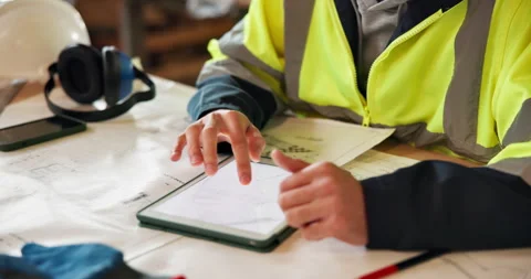 Hands, tablet screen and engineer at construction site with blueprint, building Vídeos de archivo 337987592