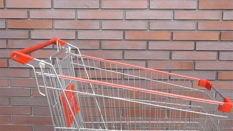 Hands take an empty grocery cart Video stock 128637337