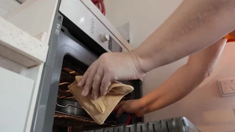 Hands take homemade apple pie out of the oven Vídeo Stock 219717606