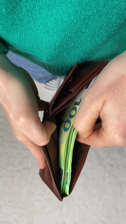 Hands take out a lot of hundred-euro bills from the wallet, top view. Stock-Footage 332595417