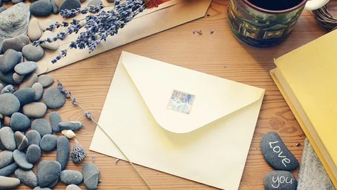 Hands take out a love note from the envelope. You are close to me. Top view 库存影片 98140276
