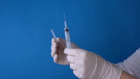 Hands taking off syringe cap 2 Video stock 128798023