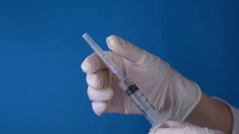 Hands taking off syringe cap 3 Video stock 128798012