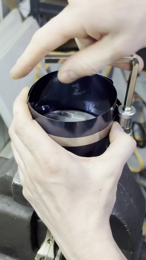 Hands tightening a piston ring compressor tool on car piston. Vídeo Stock 332064797