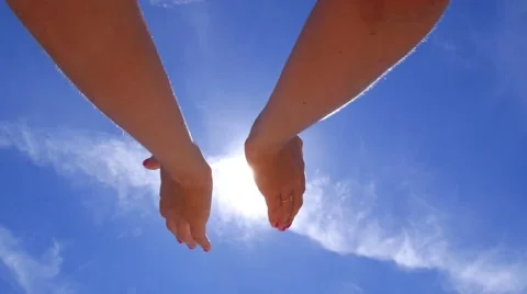 Hands Touching the Sun in Blue Sky 库存影片 56738418