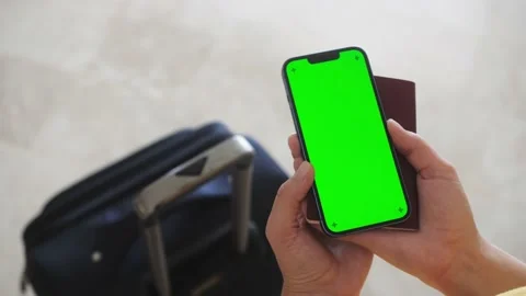 Hands of traveller using smartphone for connecting, using app. Tourist waiting 库存影片 217677216