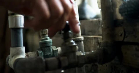 Hands turn on a leaking faucet. 스톡 동영상 88373787