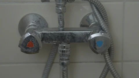 Hands turning dirty faucet knobs on and off 動画素材 118378754