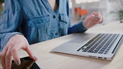 Hands type on laptop keyboard and receiving message or pop-up in mobile phone Video stock 103286062