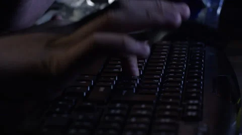 Hands typing on the computer keyboard in slow motion Vídeo Stock 67553499
