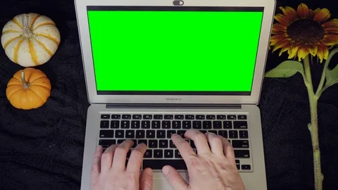 Hands typing, greenscreen computer screen with fall seasonal pumpkins Stock-Footage 118046446