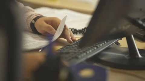 Hands typing on the keyboard 库存影片 112294752