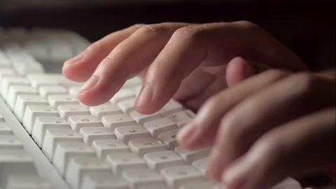 Hands typing keyboard at night time 스톡 동영상 143125337