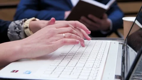 Hands typing on the keyboard in a summer cafe 스톡 동영상 75475142