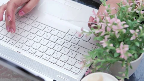 Hands typing on the keyboard in a summer cafe Stockbeeldmateriaal 75475730