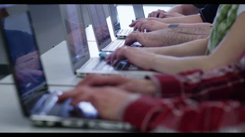 Hands Typing on a Laptop 2 Vidéo 42769368