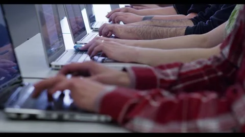 Hands Typing on a Laptop 4 Vídeo Stock 42698105