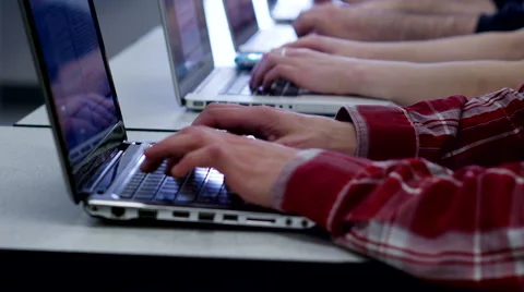 Hands Typing on a Laptop 5 Vídeo Stock 42738952
