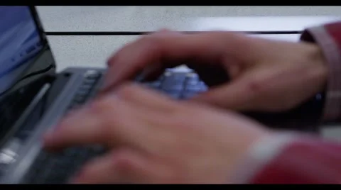 Hands Typing on a Laptop 6 Vídeo Stock 42698076