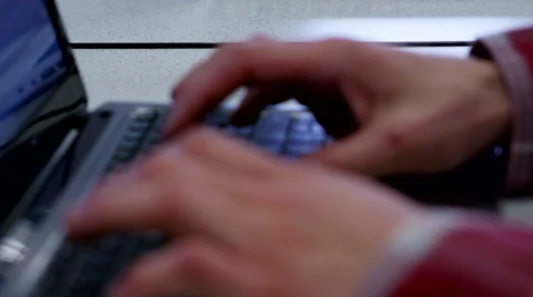 Hands Typing on a Laptop 6 Vidéo 42739057
