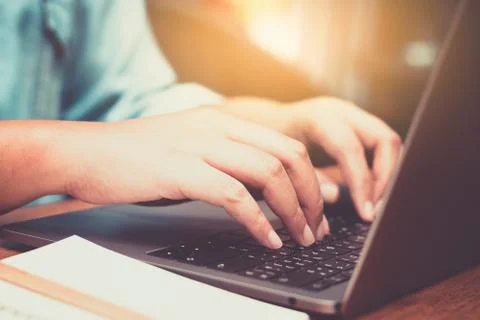 Hands typing on laptop in coffee shop Stock-Fotos