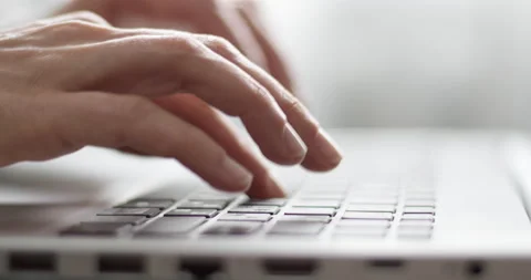 Hands typing on a laptop keyboard, close-up. Vídeo Stock 171070749