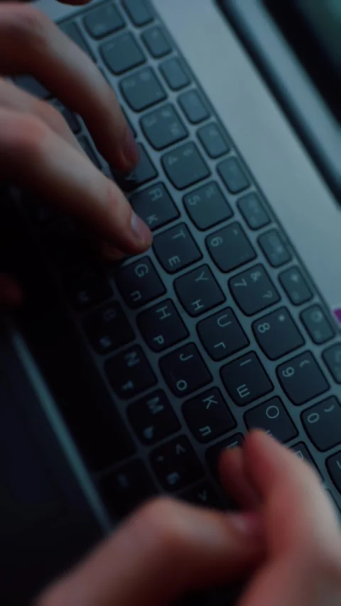 Hands typing on laptop keyboard Vídeos de archivo 322568558