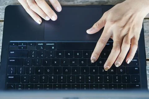 Hands Typing on Laptop Keyboard Stockfoto's