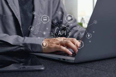 Hands Typing on Laptop with Visual Representation of API Concepts Foto stock