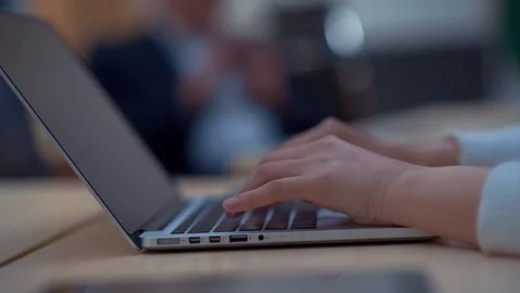 Hands Typing on Laptop at Wooden Table in Office Vídeos de archivo 334641796