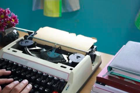 Hands typing on old typewriter Foto stock