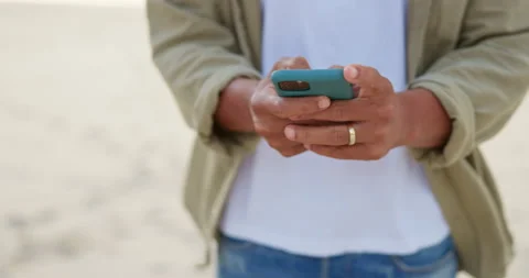 Hands typing on phone, man on beach and communication with technology on holiday Vidéo 238520773