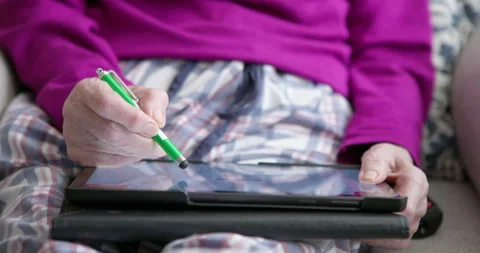 Hands typing on a tablet: Video stock 337221079