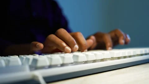 Hands typing on a white computer keyboard, Close-up of hands typing on a wh.. Vídeos de archivo 346462889