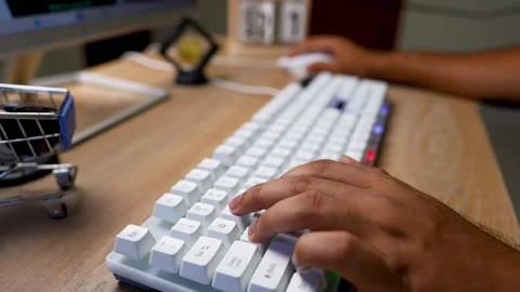 Hands Typing on White Mechanical Keyboard, Typing on a Full-Size Computer K.. Stockbeeldmateriaal 315981587