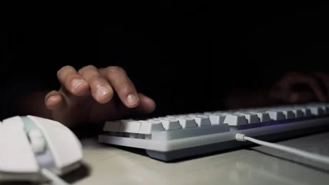 Hands typing on white mechanical keyboard in dark workspace, Close-up of ha.. 스톡 동영상 334285753